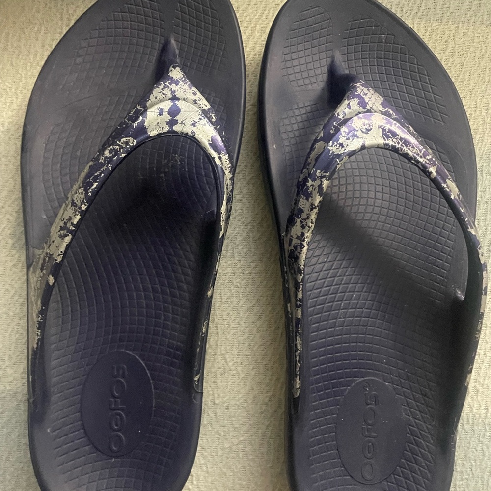 OOFOS Flip Flop Sandals Womens 10 Blue specked Thong Cushioned

Good condition